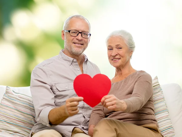 Щаслива старша пара з червоною формою серця — стокове фото