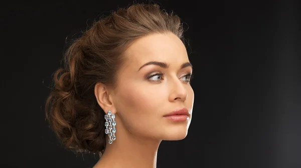 Mujer con pendientes de diamantes — Foto de Stock