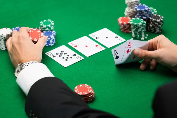 Jugador de poker con cartas y fichas en el casino —  Fotos de Stock