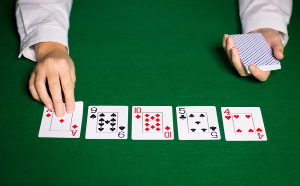 Holdem prodejce s hrací karty — Stock fotografie