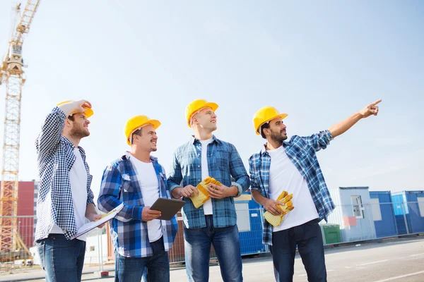 Gruppe lächelnder Bauarbeiter mit Tablet-PC im Freien — Stockfoto