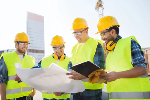 Gruppo di costruttori con tablet pc e cianografia — Foto Stock