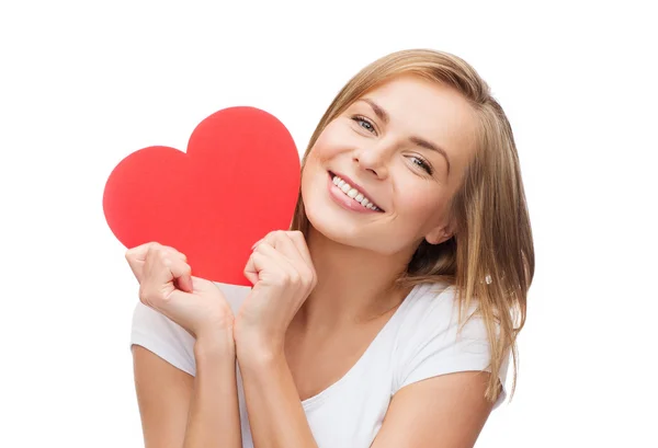 Femme souriante en t-shirt blanc avec coeur Image En Vente