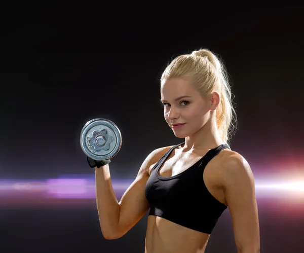 Jonge, sportieve vrouw met zware stalen dumbbell — Stockfoto