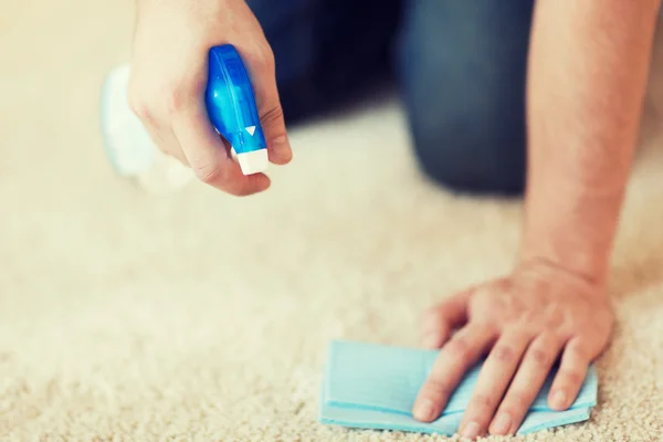 Primer plano de la mancha de limpieza masculina en la alfombra — Foto de Stock