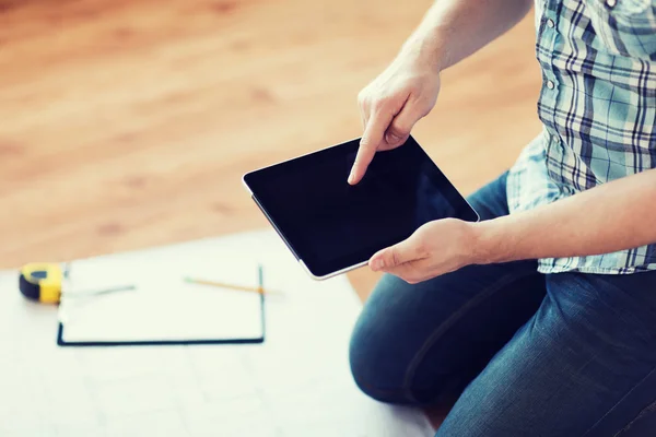 Homme avec tablette pc, plan et ruban à mesurer — Photo