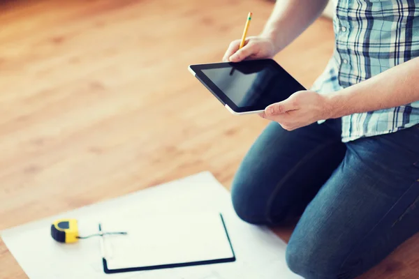 Homme avec tablette pc, plan et ruban à mesurer — Photo