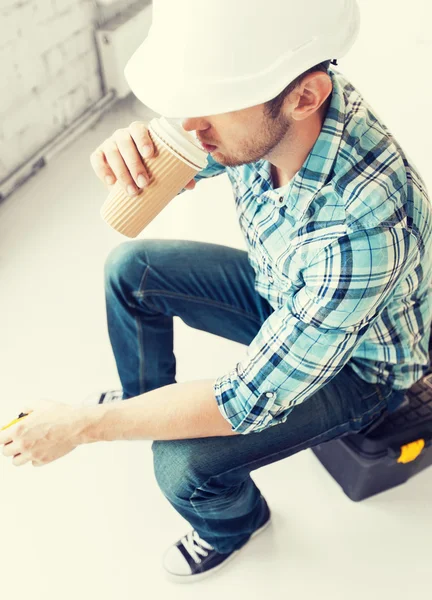 Bouwer drinken koffie en klaarmaaltijden — Stockfoto