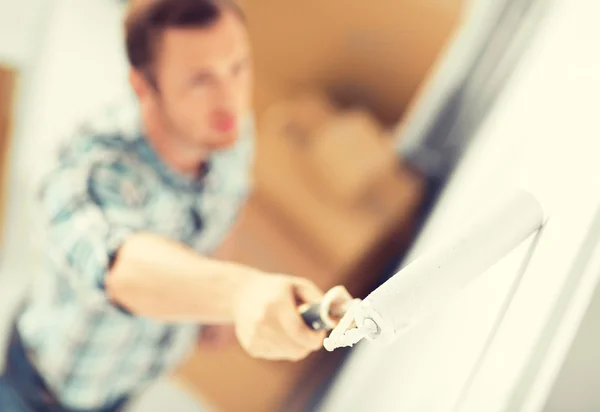 Man colouring the wall with roller — Stock Photo, Image