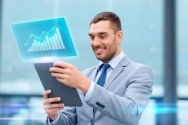 Hombre de negocios sonriente con la tableta PC al aire libre — Foto de Stock