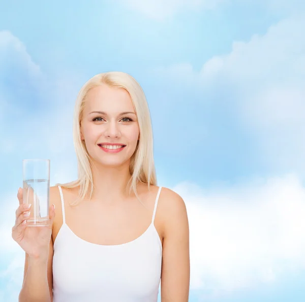 Giovane donna sorridente con un bicchiere d'acqua — Foto Stock