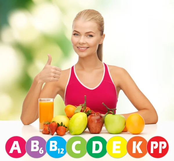 Mulher feliz com alimentos orgânicos e vitaminas — Fotografia de Stock
