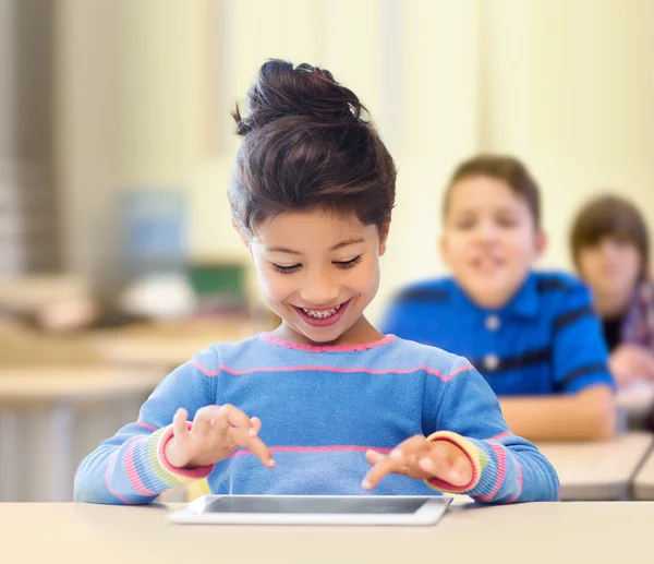 Petite écolière avec tablette pc sur salle de classe — Photo