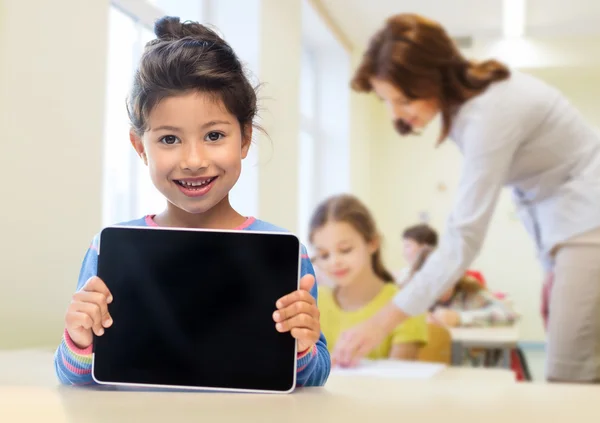 Menina da escola com tablet pc sobre a sala de aula — Fotografia de Stock