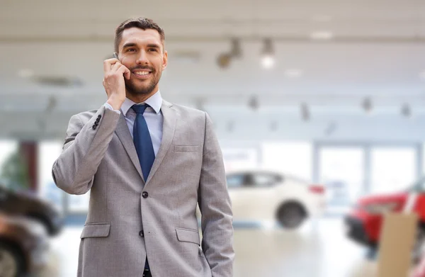 Lächelnder Geschäftsmann im Smartphone-Gespräch — Stockfoto