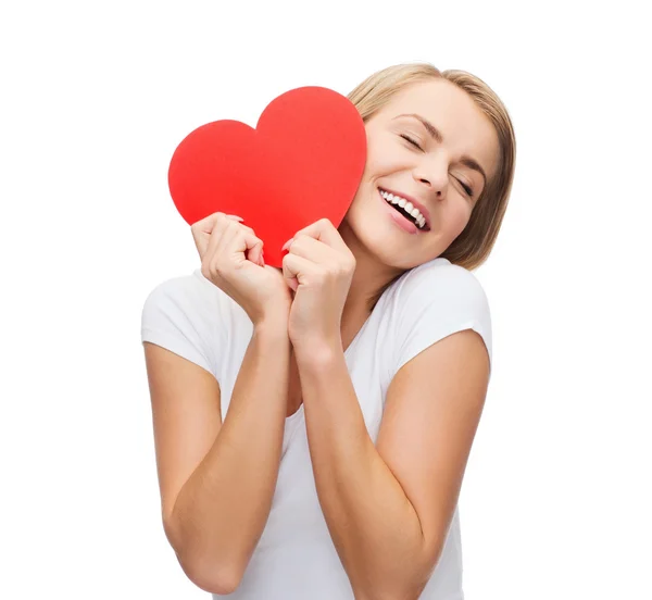 Mujer sonriente en camiseta blanca con corazón — Foto de Stock