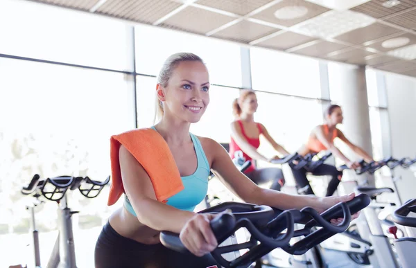 Spor salonunda egzersiz bisikleti üzerinde sürme kadın grubu — Stok fotoğraf