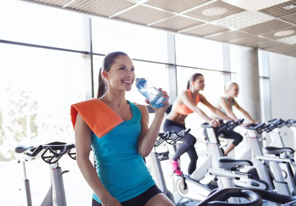 Frauengruppe fährt auf Heimtrainer in Turnhalle — Stockfoto