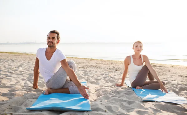 Coppia fare esercizi di yoga all'aperto — Foto Stock