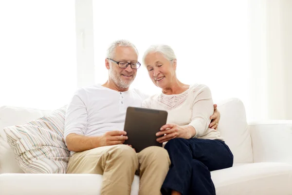 Boldog vezető pár-val tabletta pc otthon — Stock Fotó