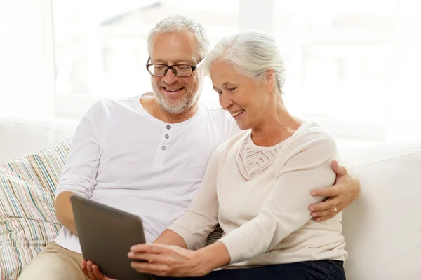 Lyckliga äldre par med TabletPC hemma — Stockfoto
