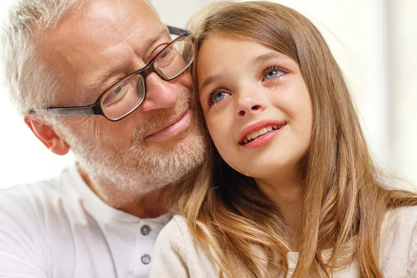 Avô com neta chorando em casa — Fotografia de Stock