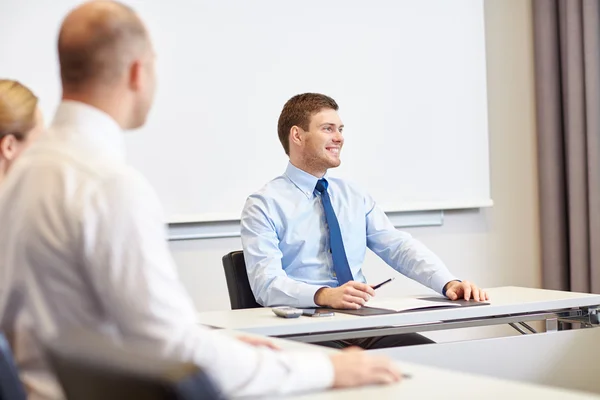 Grupp av leende företagare i office — Stockfoto