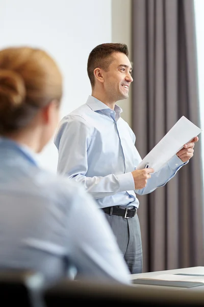 Leende företagare i office — Stockfoto