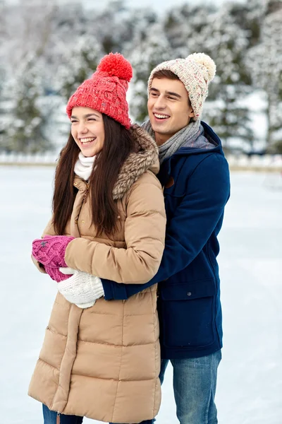 Szczęśliwa para na łyżwach na lodowisku na zewnątrz — Zdjęcie stockowe