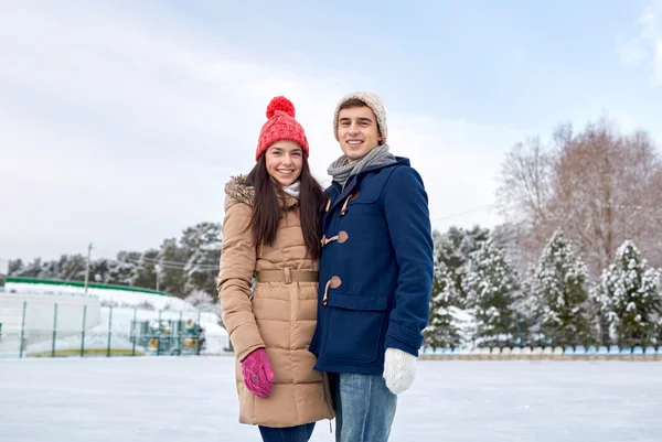 Szczęśliwa para na łyżwach na lodowisku na zewnątrz — Zdjęcie stockowe