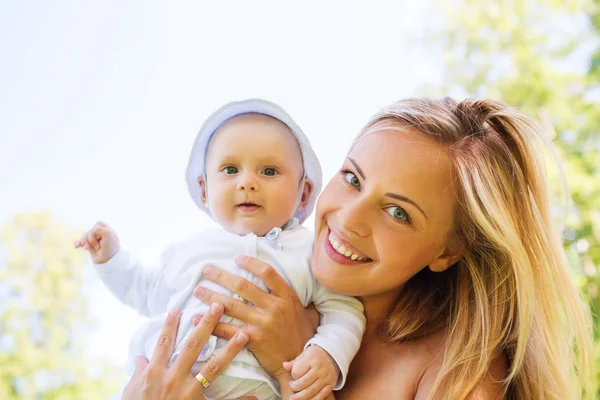 A kis baba kint boldog anya Jogdíjmentes Stock Fotók