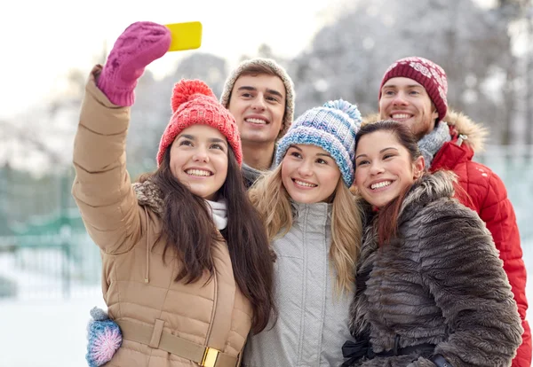 Amici felici scattare selfie con smartphone Immagini Stock Royalty Free
