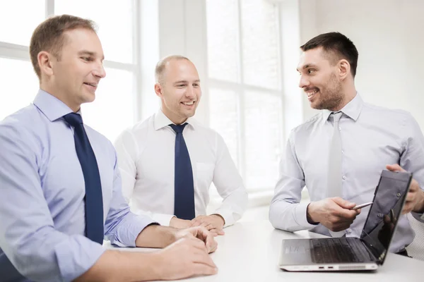 Uśmiechający się przedsiębiorców o dyskusji w biurze — Zdjęcie stockowe