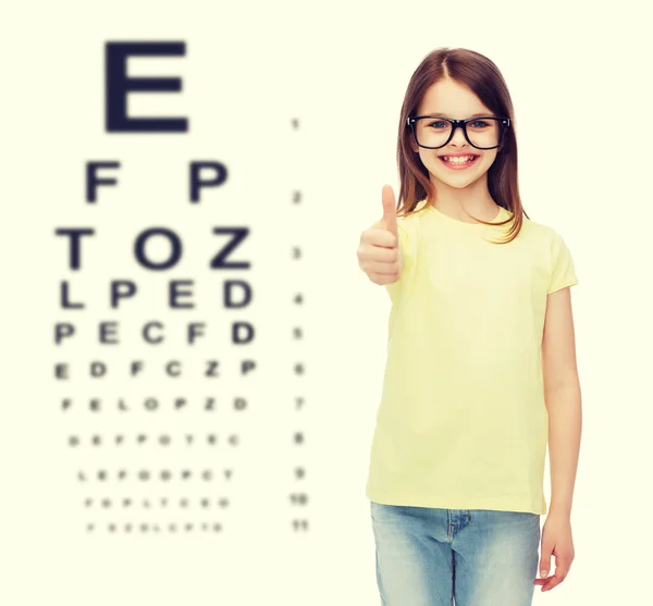 Sonriente linda niña en gafas negras —  Fotos de Stock