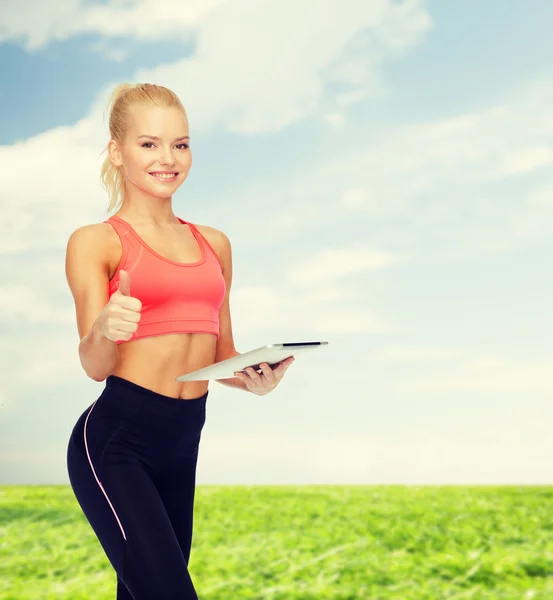 Sorrindo mulher desportiva com computador tablet pc — Fotografia de Stock