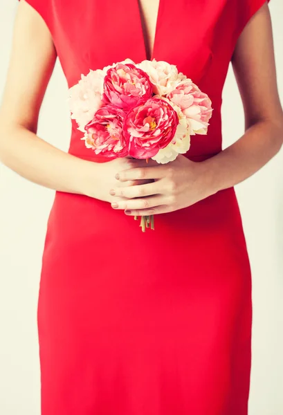 Vrouw handen met boeket van bloemen — Stockfoto