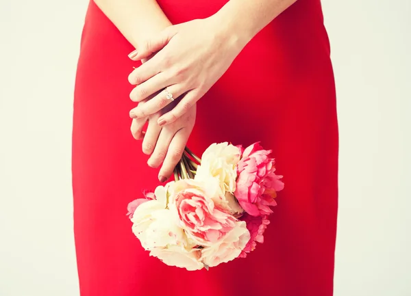 Manos de mujer con flores y anillo — Foto de Stock