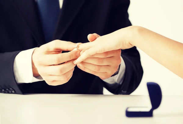 Mens wedding ring zetten vrouw hand — Stockfoto