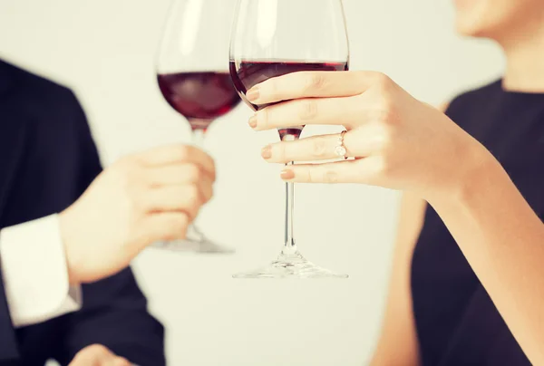 Couple fiancé avec verres à vin — Photo