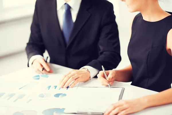 Equipo de negocios en reunión discutiendo gráficos — Foto de Stock