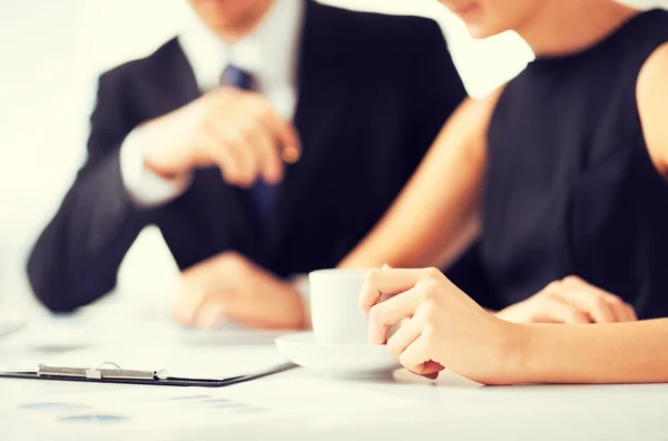 Vrouw hand ondertekenen contract papier — Stockfoto