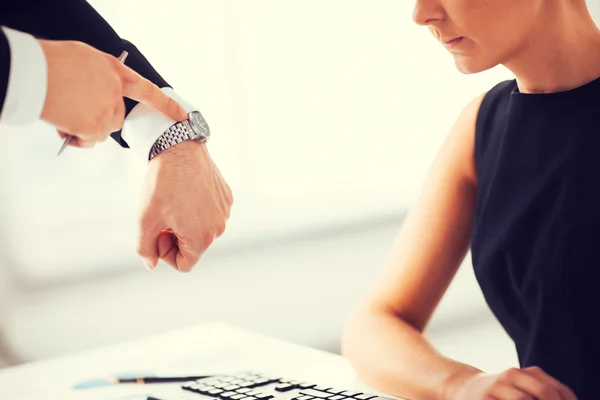 Boss and worker at work having conflict — Stock Photo, Image