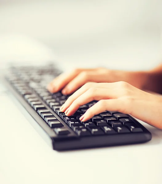 Mulher mãos digitando no teclado — Fotografia de Stock