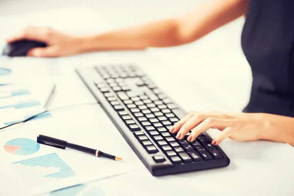 Mujer manos escribiendo en el teclado —  Fotos de Stock