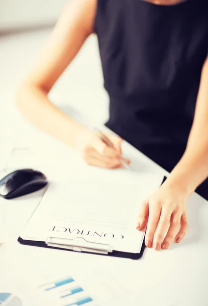 Woman hand signing contract paper — Stock Photo, Image