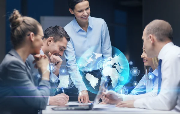 Sonriente jefa hablando con el equipo de negocios —  Fotos de Stock