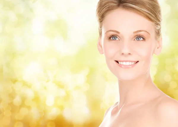 Close up de mulher sorridente sobre fundo amarelo — Fotografia de Stock