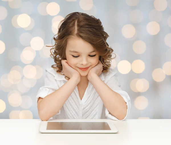 Счастливая улыбающаяся девушка с планшетным компьютером — стоковое фото