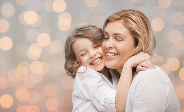 Feliz abraço de mãe e filha — Fotografia de Stock