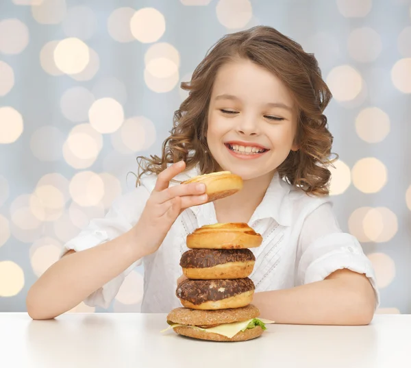 Menina sorridente feliz com junk food — Fotografia de Stock